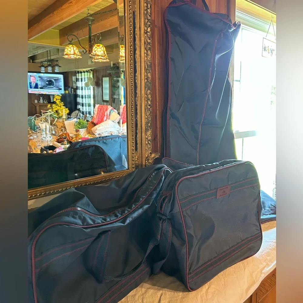 Vintage Gloria Vanderbilt navy travel luggage 4 piece set